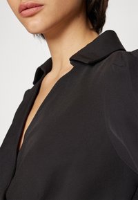 DKNY FAUX WRAP DRESS WITH COLLAR - Cocktail φόρεμα / Φόρεμα για πάρτι - black