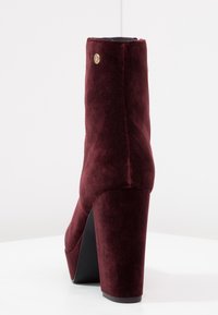 Tommy Hilfiger Kotníková obuv na vysokém podpatku - bordeaux