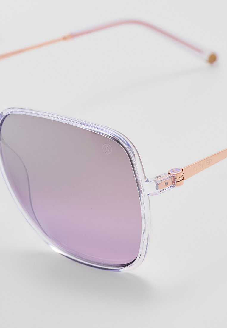 Ein Paar übergroße Sonnenbrillen mit einem klaren, kantigen Kunststoffrahmen und verlaufenden lila Gläsern, versehen mit dünnen roségoldenen Metallbügeln.