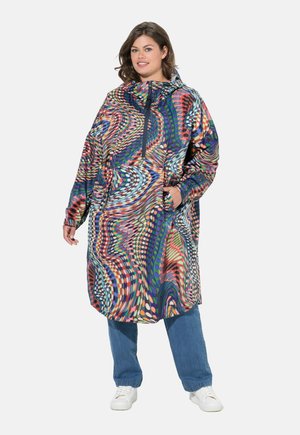 Abrigo impermeable colorido y con estampado, con capucha, cremallera frontal y bolsillos laterales; presenta un corte holgado, que llega a la mitad del muslo, en tonos vibrantes.
