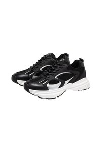 Chaussures de sport noires avec tige en mesh et en cuir synthétique, dotées d'accents argentés, d'un design à lacets et d'une épaisse semelle blanche.