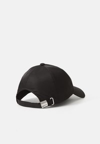 Schwarze Baseballmütze aus glattem Stoff, mit einem gebogenen Schirm und einem Hinterriemen mit einer metallischen Schnalle. Einfaches, schmuckloses Design.