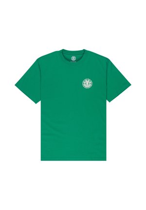 Grøn T-shirt med korte ærmer, et lille hvidt rundt motiv og tekst på venstre bryst samt rund halsudskæring.