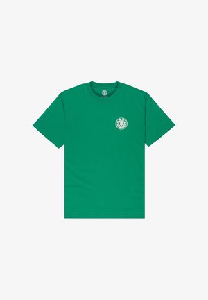 Groen T-shirt met korte mouwen, voorzien van een kleine witte cirkelvormige afbeelding en tekst op het linkerborstgebied, met een ronde hals.
