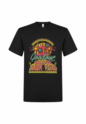Sort t-shirt med farverigt retrodesign og tekst, der lyder "Elton John Goodbye Yellow Brick Road" omgivet af stjerner og tangenter fra et klaver.