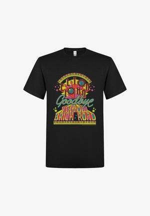 Sort t-shirt med farverigt retrodesign og tekst, der lyder "Elton John Goodbye Yellow Brick Road" omgivet af stjerner og tangenter fra et klaver.