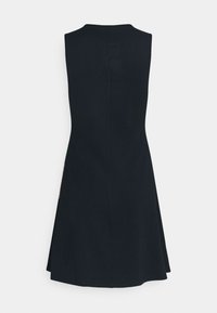 Vestido negro sin mangas con un diseño acampanado. Textura suave, a la altura de la rodilla, con costura trasera recta y sutiles aberturas laterales.