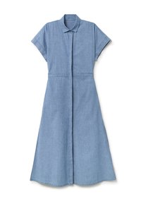Abito in chambray blu chiaro con maniche corte, chiusura a bottoni, colletto e vita aderente, che si allarga in una gonna di lunghezza al ginocchio.