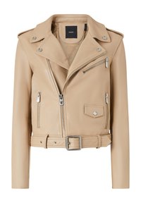 Chaqueta de moto de cuero beige con cintura ceñida, cremallera asimétrica en la parte delantera, bolsillo en el pecho y detalles en metal plateado.