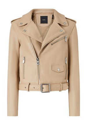 Giacca da motociclista in pelle beige con vita cinturata, zip frontale asimmetrica, tasca sul petto e dettagli in metallo argentato.
