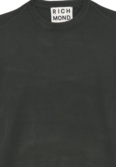 Felpa crewneck verde scuro in morbido cotone, con collo a coste e un'etichetta con il logo "RICH MOND". Nessun altro dettaglio visibile.