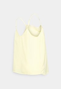 Camisola amarelo-claro com alças finas e um acabamento de renda na gola. Apresenta um corte solto e um tecido suave e texturizado.