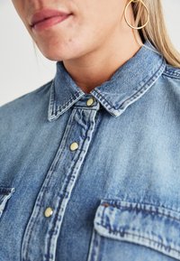 ONLY Carmakoma CARBROADWAY - Πουκαμίσα με κουμπιά - medium blue