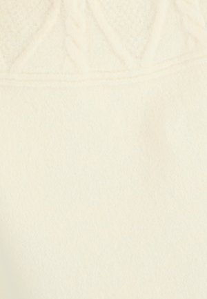 Suéter crema de punto grueso con un patrón de diamante texturizado y acentos trenzados. Tejido suave y cálido con un acabado liso.