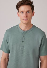 Next TEXTURED - REGULAR FIT - Pyžamová sada - sage green grey