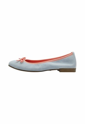 Ballet flat in suede blu cielo con interno color corallo e un piccolo fiocco sul davanti, dotata di tacco basso impilato e design della punta arrotondata.