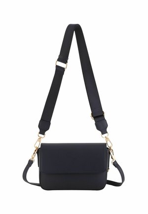 Sac bandoulière noir avec fermeture à rabat, bandoulière large réglable et fermoirs en métal doré sur fond blanc.