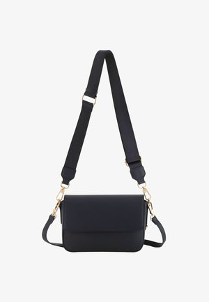 Zwarte crossbodytas met klepsluiting, verstelbare brede schouderriem en goudkleurige metalen gespen op een witte achtergrond.