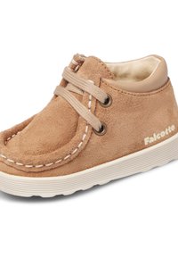 Scarpa per toddler in suede marrone con lacci beige, cuciture bianche, colletto imbottito e suola in gomma bianca con marchio "Falcotto" sul lato.
