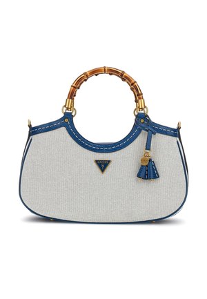 Sac à main blanc texturé avec bordure bleue, poignées rondes style bambou, accents dorés, breloque pompon et logo Guess sur le devant.