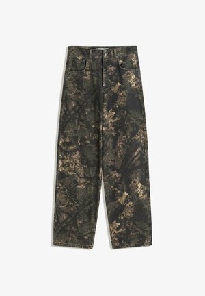 Camo-gepatroneerde wijde jeans in donkergroene, bruine en beige tinten, gemaakt van denimstof met een vijf-pocket ontwerp en een bovenste knoopsluiting.