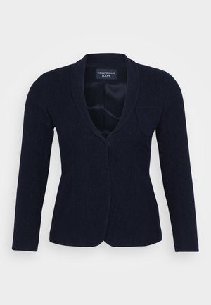 Blazer ajusté bleu marine, en tissu texturé, fermeture à un bouton, col cranté, une poche poitrine et manches longues.