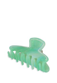 Gr ön akryl hårklipp med en glänsande yta, med en fjärilsform och pärlberikningar längs kanten.