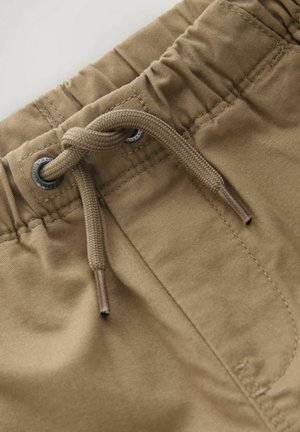 Khakifarbene Shorts mit elastischem Bund und Kordelzug. Der Stoff ist glatt mit leichtem Glanz und verfügt über eine braune Kordel zur Anpassung.