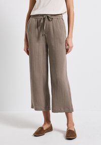Lichte, getextureerde, cropped broeken in taupe met een elastische tailleband en verstelbare strik. Voorzien van zijzakken voor extra gemak.