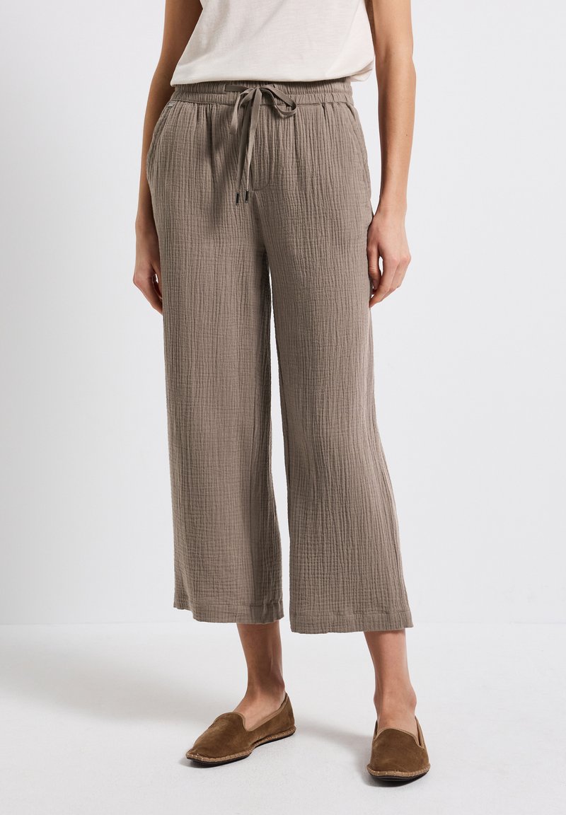 Lichte, getextureerde, cropped broeken in taupe met een elastische tailleband en verstelbare strik. Voorzien van zijzakken voor extra gemak.