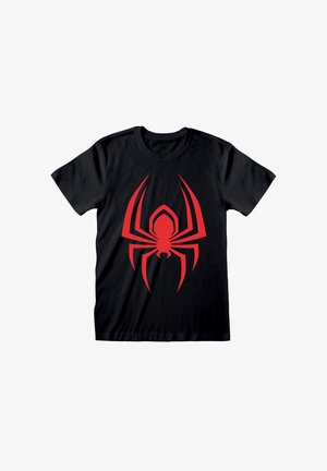 Černé bavlněné tričko s velkým červeným grafickým motivem pavouka ve středu, který zdůrazňuje ostrý design s výraznými končetinami.