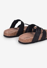 Sandali neri con fondo in sughero, dotati di due ampie cinghie e una fibbia laterale. Suola testurizzata per una buona aderenza. Design casual e costruzione leggera.