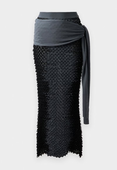 Fekete textúrájú szoknya sima szürke kötött derékrésszel és átkötési részletekkel, amely illeszkedő fazonnal és réteges kialakítással rendelkezik.