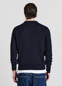 Dunkelblauer Pullover aus weichem Strickmaterial mit Rundhalsausschnitt und langen Ärmeln, ausgestattet mit gerippten Bündchen und Saum. Rückansicht dargestellt.