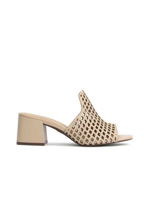 Beige åben-tå slide sandal med et perforeret udskæringsdesign og en blokhælkonstruktion, der har en glat tekstur og en rund silhuet.