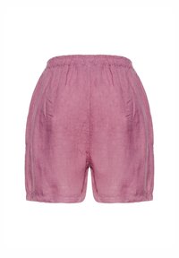 Pantaloni shorts in lino rosa con un alto elastico in vita, tasche laterali e una vestibilità rilassata, con una superficie liscia e leggermente strutturata.