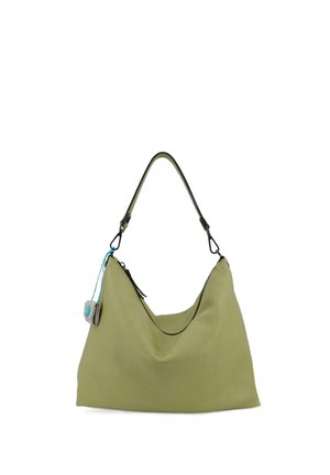 Borsa a tracolla in pelle verde chiaro con una maniglia, chiusura con zip e piccolo portachiavi grigio con bottone blu.