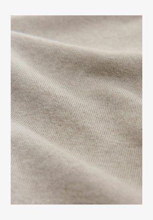 Gaišs beisīgas audums ar gludu, teksturētu virsmu, kas iezīmējas ar smalkiem adījuma rakstiem un smalkiem toņu variantiem dziļumam.