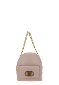 Sac à dos en cuir rose avec une forme arrondie, une bandoulière en chaîne dorée et un rabat avant présentant un logo ovale. Texture lisse et design minimaliste.