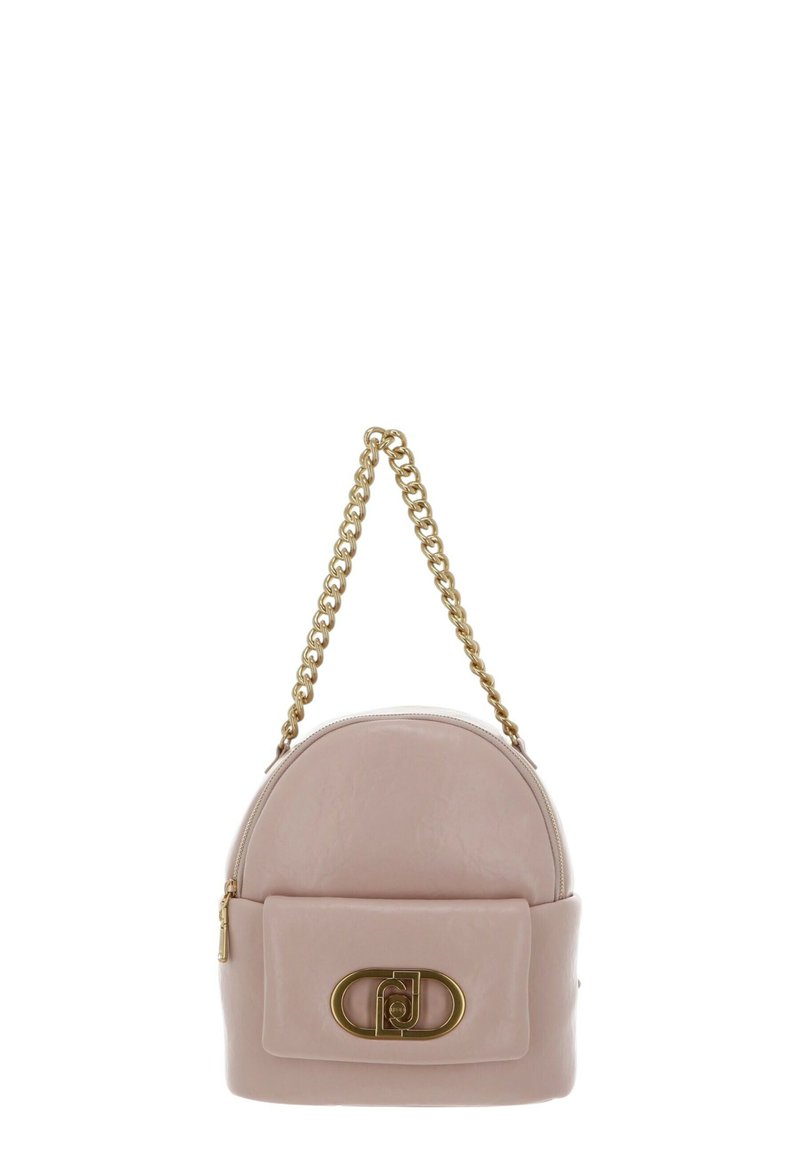 Sac à dos en cuir rose avec une forme arrondie, une bandoulière en chaîne dorée et un rabat avant présentant un logo ovale. Texture lisse et design minimaliste.