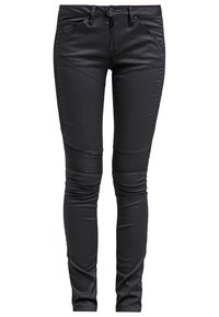 Černé skinny kalhoty vyrobené z hladkého, mírně lesklého materiálu. Obsahují žebrované detaily na kolenou a předních kapsách se zapínáním na zip a knoflík.