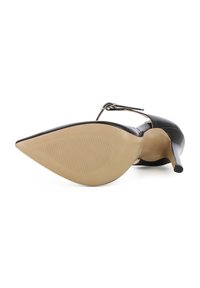 Tacco alto in vernice nera con punta affilata e cinturino alla caviglia. Suola beige con texture a coste per una migliore aderenza. Altezza del tacco di 10 cm.