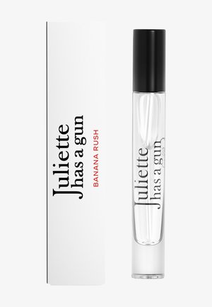 Transparente Parfümflasche mit schwarzem Deckel neben weißer Schachtel mit der Aufschrift "Juliette Has a Gun Banana Rush" in schwarzer und roter Schrift.