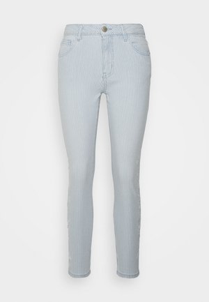 Os jeans às riscas azul claro apresentam um corte slim, design de cinco bolsos e subtis detalhes desfiados ao longo das pernas.