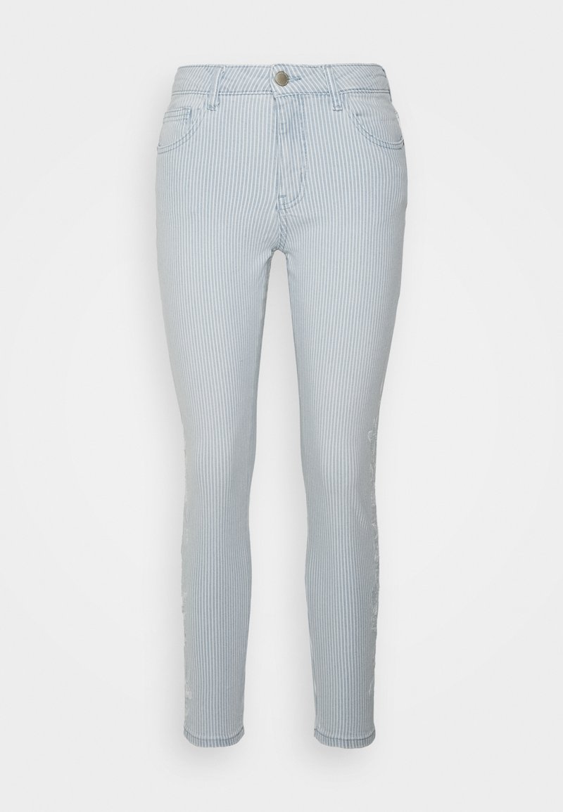 Os jeans às riscas azul claro apresentam um corte slim, design de cinco bolsos e subtis detalhes desfiados ao longo das pernas.