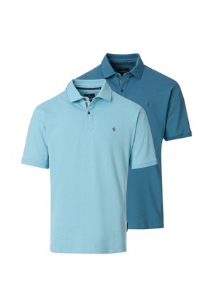 Zwei kurzärmlige Herren-Poloshirts, eines hellblau vorne und eines dunkelblauer leicht dahinter, beide mit Knöpfen und kleinen Logos auf der Brust.