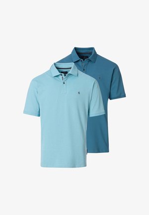 Zwei kurzärmlige Herren-Poloshirts, eines hellblau vorne und eines dunkelblauer leicht dahinter, beide mit Knöpfen und kleinen Logos auf der Brust.