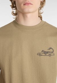 Vans STING WAGON - Triko s potiskem - olive