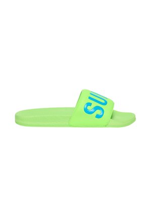 Sandalia tipo chancla de color verde brillante con una tira ancha que muestra grandes letras azules que forman parte de "SUN", vista lateral sobre fondo blanco.