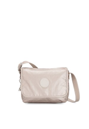 Sac bandoulière beige avec une sangle réglable, une fermeture à rabat avant, et un écusson rond avec logo en relief au centre.